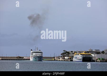 Schiff, das schwarzen Rauch aus dem Trichter am Hafen Playa Blanca abgibt, Februar 2023. Stockfoto