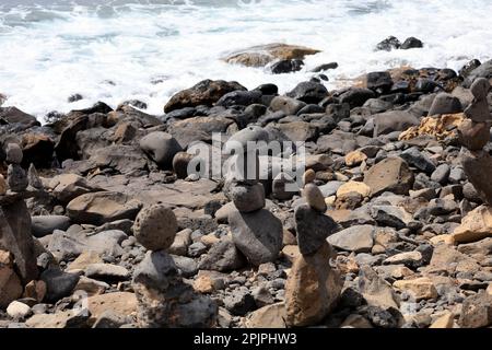 Gestapelte Steine am Strand. Lanzarote. Februar 2023. Stockfoto