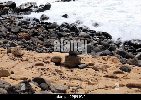 Ausgewogene Felsen, Lanzarote Strand. Februar 2023 Stockfoto