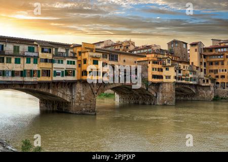 Malerisches abendliches Stadtbild der Brücke Ponte Vecchio mit einem Corridoio Vasariano am Arno in Florenz bei Sonnenuntergang. Toskana, Italien Stockfoto