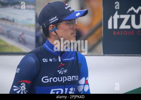 Vitoria-Gasteiz, Spanien, 3. April 2023: Der Groupama-FDJ-Fahrer David Gaudu in der Präsentation während der 1. Etappe des Baskenlandes Itzulia 2023 zwischen Vitoria-Gasteiz und Labastida, am 03. April 2023 in Vitoria-Gasteiz, Spanien. Kredit: Alberto Brevers / Alamy Live News Stockfoto