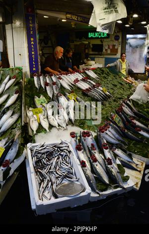 Frischer Fisch und Meeresfrüchte zum Verkauf unter Fischhändlern auf dem Galata Fischmarkt in Karakoy auf der europäischen Seite von Istanbul, Türkei/Turkiye. Stockfoto