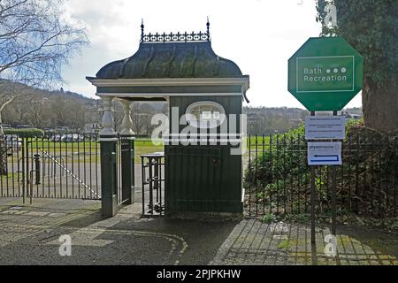 Altes Drehkreuz am Erholungsgelände von Bath, Somerset-Szenen. März 2023. Frühling. Zyl Stockfoto