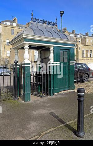 Altes Drehkreuz am Erholungsgelände von Bath, Somerset-Szenen. März 2023. Frühling. Stockfoto