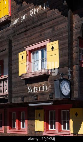 CHUR, SCHWEIZ - 03. MÄRZ 2023: Details zum hübschen Bahnhofsgebäude am Bahnhof im Dorf Litzirüti auf der Bahnlinie Chur-Arosa Stockfoto