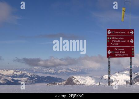 AROSA, SCHWEIZ - 03. MÄRZ 2023: Skier-Informationstafel auf der obersten Station des Weisshorn Berges mit Wegbeschreibungen nach Lenzerheide und Carmenna Stockfoto