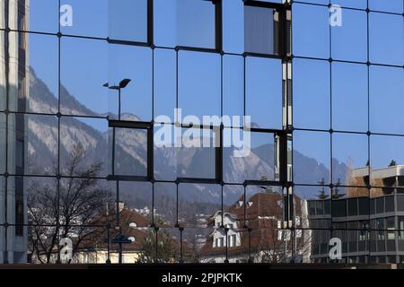 CHUR, SCHWEIZ - 03. MÄRZ 2023: Reflexionen von Bergen im Glas im modernen ABC-Hotelgebäude Stockfoto