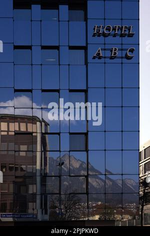 CHUR, SCHWEIZ - 03. MÄRZ 2023: Reflexionen von Bergen im Glas im modernen ABC-Hotelgebäude Stockfoto