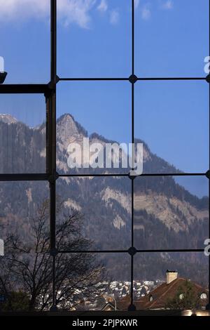 CHUR, SCHWEIZ - 03. MÄRZ 2023: Reflexionen von Bergen im Glas im modernen ABC-Hotelgebäude Stockfoto