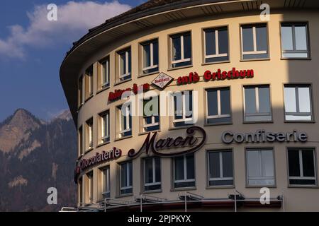 CHUR, SCHWEIZ - 03. MÄRZ 2023: Außenansicht des Cafés Confiserie Maron am Bahnhofplatz Stockfoto