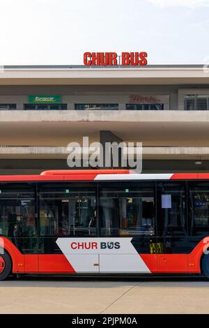 CHUR, SCHWEIZ - 03. MÄRZ 2023: Chur Bus Service am Busbahnhof mit Schild Stockfoto