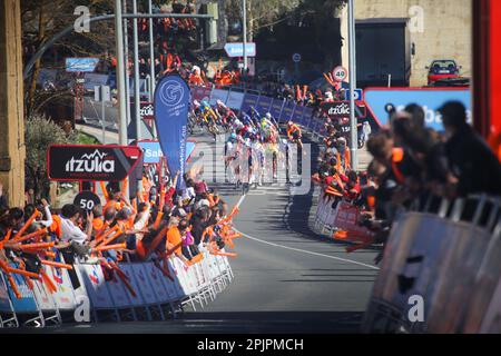 Labastida, Spanien, 3. April 2023: INEOS Grenadiers Rider Omar Fraile führt am 03. April 2023 in Labastida, Spanien, den Endspurt der Etappe in der 1. Etappe des Baskenlandes Itzulia 2023 zwischen Vitoria-Gasteiz und Labastida an. Kredit: Alberto Brevers / Alamy Live News Stockfoto