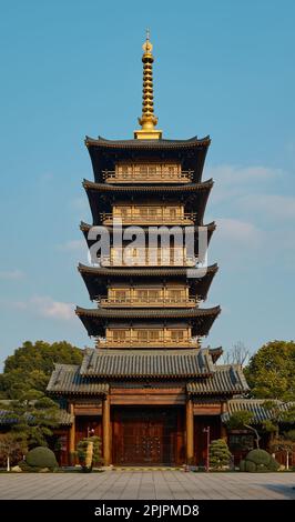 Ein malerischer Blick auf den Hwangnyong-Tempel, ein historisches Wahrzeichen in Südkorea, der sich vor einem leuchtend blauen Himmel und üppigem Grün erhebt Stockfoto