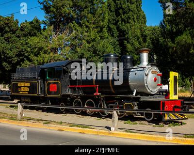 Lokomotive La Tronchita ein alter Patagonic-Expresszug auf der Hauptstraße in Esquel, Provinz Chubut, Argentinien Stockfoto