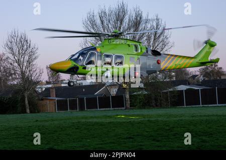 Brentwood, Großbritannien. 03. April 2023. Brentwood Essex 3. April 2023 der Essex und Herts Air Ambulance Helikopter (G-PICU Leonardo AW169) wurde gerufen, um bei einem medizinischen Notfall in Brentwood Essex Credit: Ian Davidson/Alamy Live News zu helfen Stockfoto