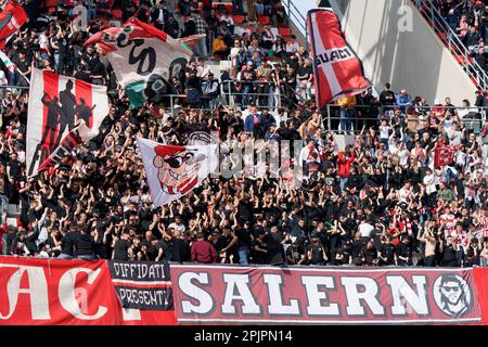 Bari, Italien. 01. April 2023. Fans von SSC Bari während SSC Bari vs. Benevento Calcio, italienisches Fußballspiel der Serie B in Bari, Italien, April 01 2023 Kredit: Independent Photo Agency/Alamy Live News Stockfoto