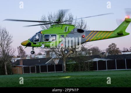 Brentwood, Großbritannien. 03. April 2023. Brentwood Essex 3. April 2023 der Essex und Herts Air Ambulance Helikopter (G-PICU Leonardo AW169) wurde gerufen, um bei einem medizinischen Notfall in Brentwood Essex Credit: Ian Davidson/Alamy Live News zu helfen Stockfoto