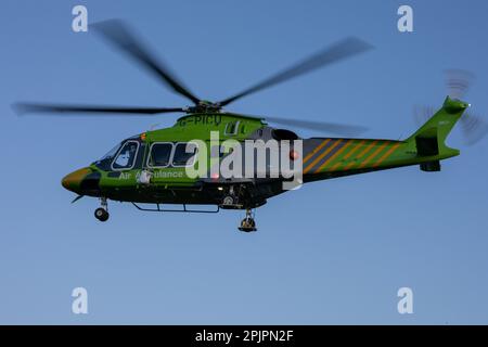 Brentwood, Großbritannien. 03. April 2023. Brentwood Essex 3. April 2023 der Essex und Herts Air Ambulance Helikopter (G-PICU Leonardo AW169) wurde gerufen, um bei einem medizinischen Notfall in Brentwood Essex Credit: Ian Davidson/Alamy Live News zu helfen Stockfoto