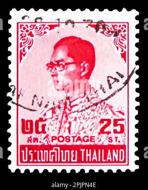 MOSKAU, RUSSLAND - 26. MÄRZ 2023: Der in Thailand gedruckte Poststempel zeigt die Serie King Bhumipol, King Bhumibol Adulyadej (1973-1982), ca. 1981 Stockfoto