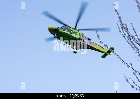 Brentwood, Großbritannien. 03. April 2023. Brentwood Essex 3. April 2023 der Essex und Herts Air Ambulance Helikopter (G-PICU Leonardo AW169) wurde gerufen, um bei einem medizinischen Notfall in Brentwood Essex Credit: Ian Davidson/Alamy Live News zu helfen Stockfoto