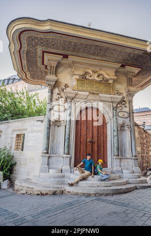 Vater und Sohn Touristen genießen einen wunderschönen Blick auf die Hagia Sophia Kathedrale, die berühmte moschee des islamischen Wahrzeichens, Reisen Sie nach Istanbul, Türkei. Reisen mit Stockfoto