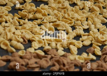 Ein Overhead-Shot mit Orekchiette-Pasta, eine Art italienische Pasta in Form kleiner Ohren Stockfoto