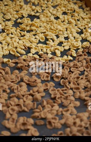 Ein Overhead-Shot mit Orekchiette-Pasta, eine Art italienische Pasta in Form kleiner Ohren Stockfoto