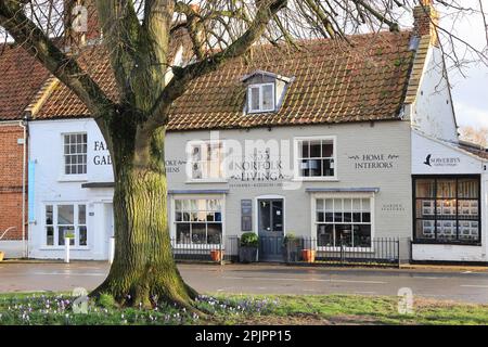 Wohlhabendes Dorf Burnham Market in der Wintersonne, Nord Norfolk, Großbritannien Stockfoto