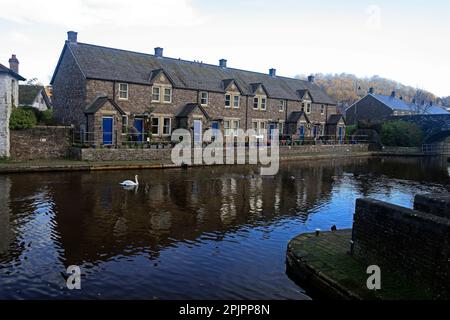 Hübsche Terrasse mit Hütten, Brecon Kanal Becken. Herbst Bis Oktober Stockfoto