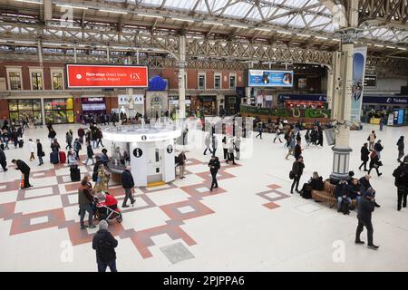 Im Victoria Mianline Bahnhof in London, Großbritannien Stockfoto