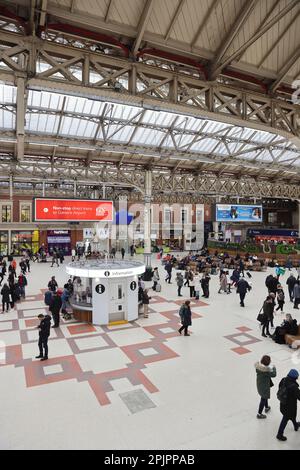 Im Victoria Mianline Bahnhof in London, Großbritannien Stockfoto