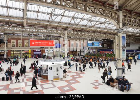 Im Victoria Mianline Bahnhof in London, Großbritannien Stockfoto