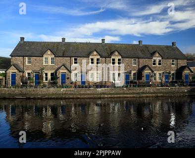 Hübsche Terrasse mit Hütten, Brecon Kanal Becken. Herbst Bis Oktober Stockfoto