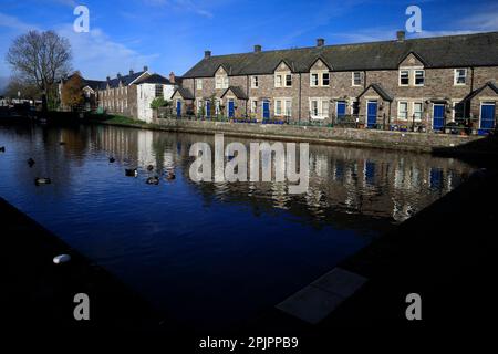 Hübsche Terrasse mit Hütten, Brecon Kanal Becken. Herbst Bis Oktober Stockfoto