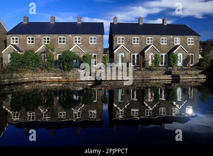 Hübsche Terrasse mit Hütten, Brecon Kanal Becken. Herbst Bis Oktober Stockfoto