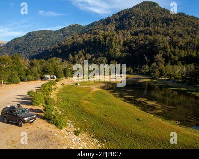 Campingplatz am Ufer des Flusses Pichi Traful, Nahuel Huapi Park, Seven Lakes Road, Provinz Neuquén, Argentinien Stockfoto