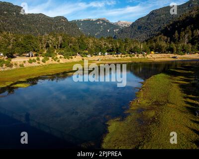 Campingplatz am Ufer des Flusses Pichi Traful, Nahuel Huapi Park, Seven Lakes Road, Provinz Neuquén, Argentinien Stockfoto