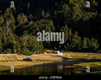 Campingplatz am Ufer des Flusses Pichi Traful, Nahuel Huapi Park, Seven Lakes Road, Provinz Neuquén, Argentinien Stockfoto