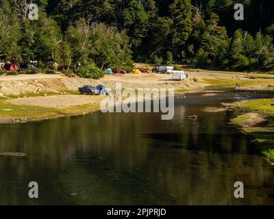 Campingplatz am Ufer des Flusses Pichi Traful, Nahuel Huapi Park, Seven Lakes Road, Provinz Neuquén, Argentinien Stockfoto