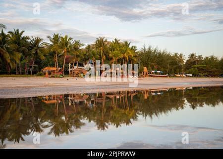 Ein Vormittag mit der Landschaft des Strandes und der Küste in Dolphin Bay im hat Sam ROI Yot in der Provinz Prachuap Khiri Khan in Thailand, Thailan Stockfoto