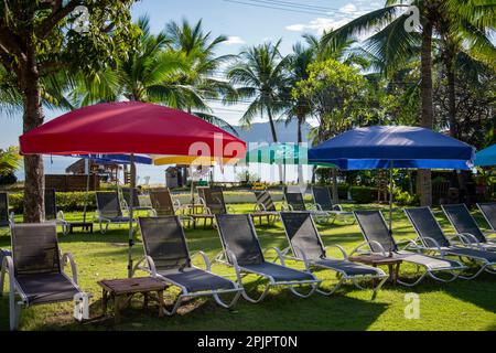 Der Garten des Dolphin Bay Resort mit der Landschaft des Strandes und der Küste in der Dolphin Bay am hat Sam ROI Yot in der Provinz Prachuap Khiri Stockfoto