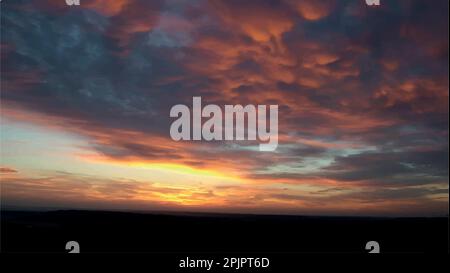 Himmelshintergrund mit flauschigen Wolken. Realistischer Morgengrauen. Wunderschöner lila Himmel mit rosa Wolken. Farbige 3D-Vektordarstellung. Design für Papier, Banner Stock Vektor