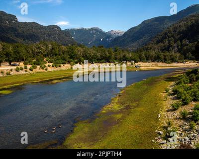 Campingplatz am Ufer des Flusses Pichi Traful, Nahuel Huapi Park, Seven Lakes Road, Provinz Neuquén, Argentinien Stockfoto