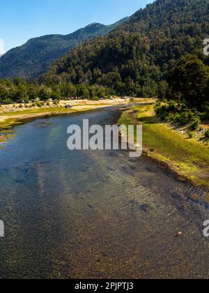 Campingplatz am Ufer des Flusses Pichi Traful, Nahuel Huapi Park, Seven Lakes Road, Provinz Neuquén, Argentinien Stockfoto