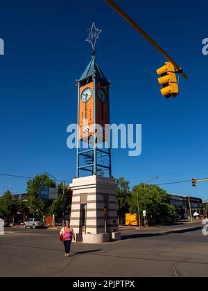 Der Uhrenturm in Malargüe, Mendoza, Argentinien, wurde 2000 eingeweiht, um dem 50. Jahrestag der zweiten Gründung der Stadt zu gedenken. Stockfoto