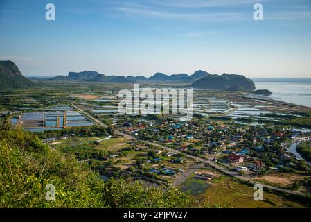 Die Landschaft und der Blick vom Khao Daeng Aussichtspunkt im Dorf Khao Daeng im Sam ROI Yot Nationalpark in der Provinz Prachuap Khiri K. Stockfoto