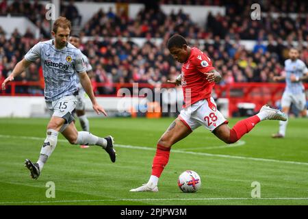 Danilo vom Nottingham Forest stellt sich unter dem Druck von Craig Dawson von Wolverhampton Wanderers während des Premier League-Spiels zwischen Nottingham Forest und Wolverhampton Wanderers auf dem City Ground, Nottingham, am Samstag, den 1. April 2023, einem Kreuz. (Foto: Jon Hobley | MI News) Guthaben: MI News & Sport /Alamy Live News Stockfoto