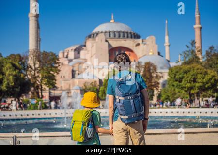 Vater und Sohn Touristen genießen einen wunderschönen Blick auf die Hagia Sophia Kathedrale, die berühmte moschee des islamischen Wahrzeichens, Reisen Sie nach Istanbul, Türkei. Reisen mit Stockfoto