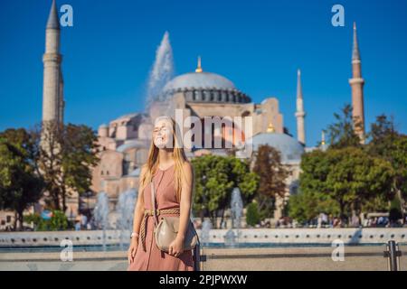 Frau genießen einen wunderschönen Blick auf die Hagia Sophia Kathedrale, die berühmte moschee des islamischen Wahrzeichens, Reisen Sie nach Istanbul, Türkei. Sonnige Architektur und Hagia Stockfoto