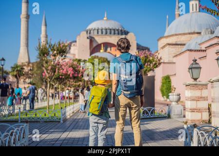 Vater und Sohn Touristen genießen einen wunderschönen Blick auf die Hagia Sophia Kathedrale, die berühmte moschee des islamischen Wahrzeichens, Reisen Sie nach Istanbul, Türkei. Reisen mit Stockfoto